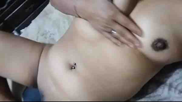 Una linda morena tocandose