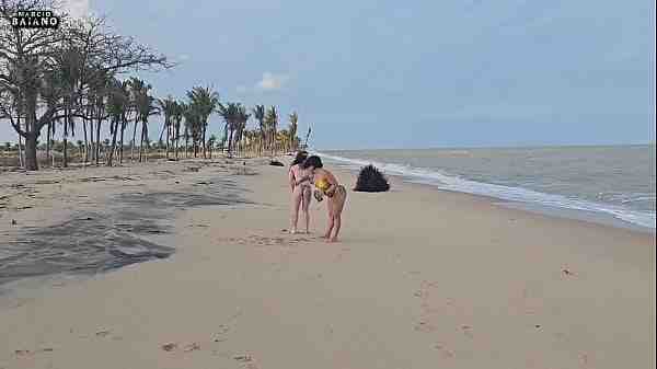 DUAS GOROTAS LESBICAS BRICANDO NA PRAIA FORAM APANHADAS POR UM TURISTA E TIVERAM SEUS CUZINHOS FUDIDOS